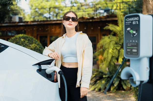 Jeune femme et déplacement urbain durable avec EV au café Expedient