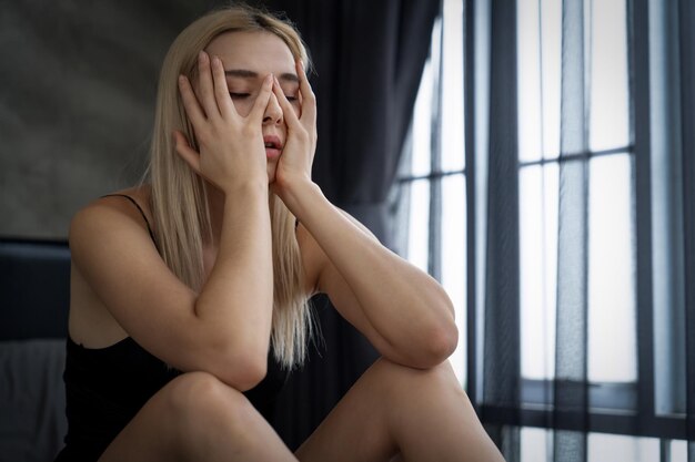 Une jeune femme avec une dépression critique et un trouble d'anxiété blithe