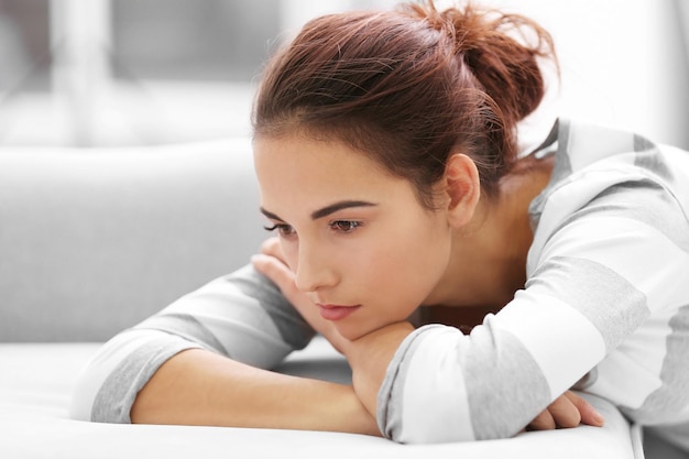 Jeune femme déprimée à la maison agrandi