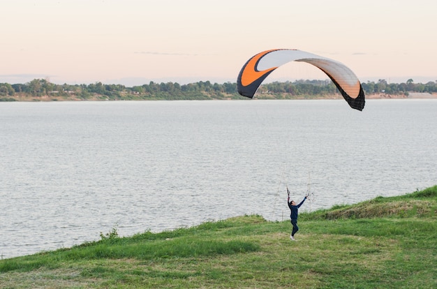 Jeune femme descendant en parachute jusqu&#39;au sol