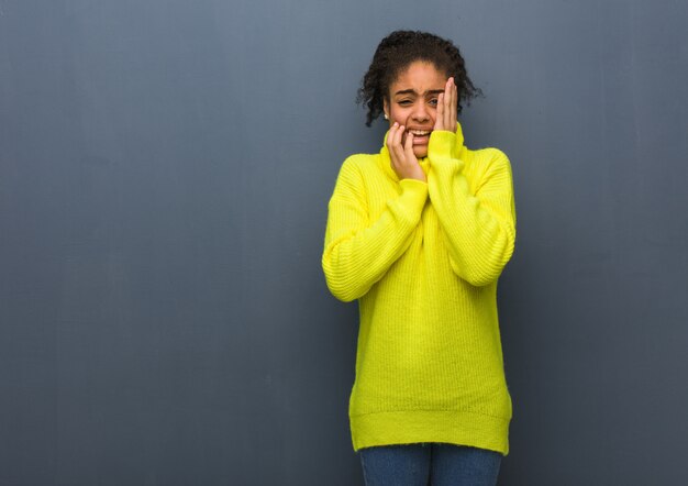 Photo jeune femme désespérée et triste