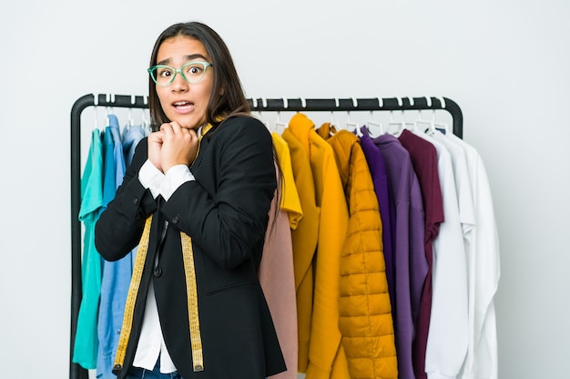 Jeune femme de designer asiatique effrayée et effrayée.