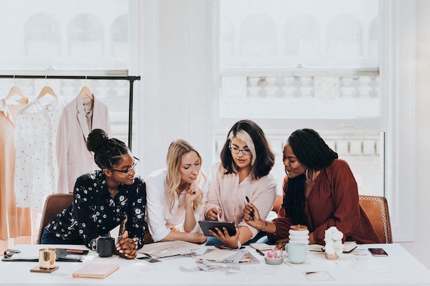 Jeune femme designer dans une boutique