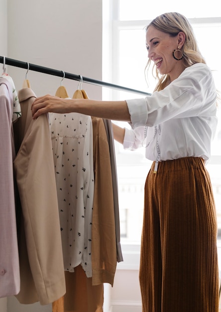 Jeune femme designer dans une boutique