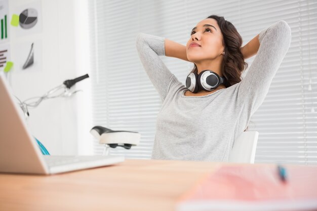 Jeune femme détend au bureau