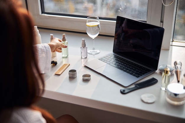 Jeune femme détendue appréciant sa routine de beauté