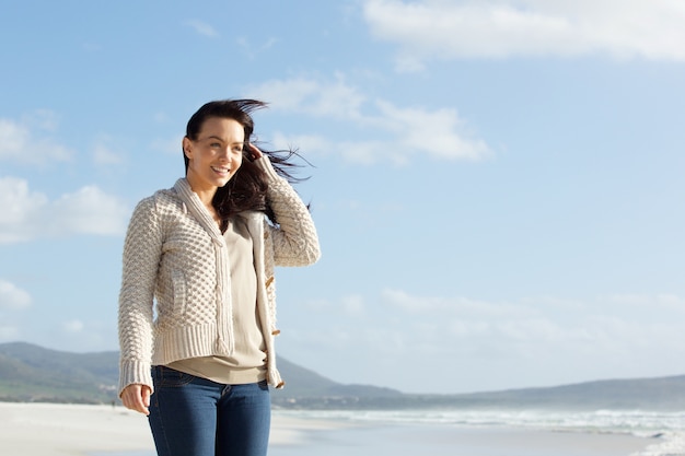 Jeune femme détendue, debout, sur, les, bord mer