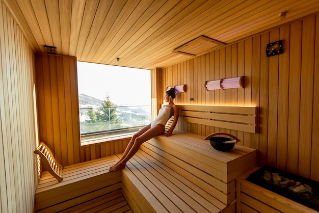 Jeune femme détente dans le sauna