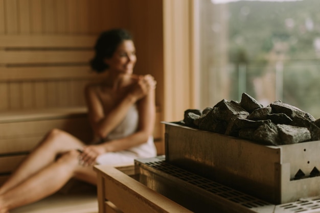 Jeune femme détente dans le sauna