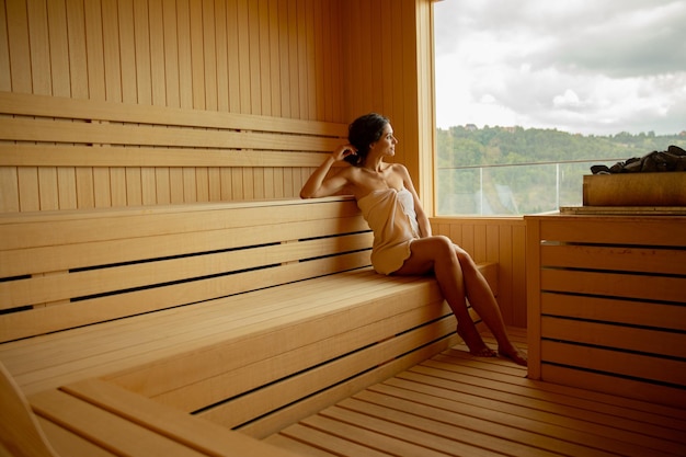 Jeune femme détente dans le sauna