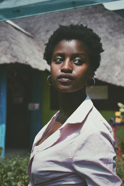 Une jeune femme détournant les yeux.
