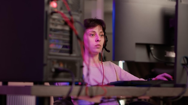 Une jeune femme détournant les yeux.