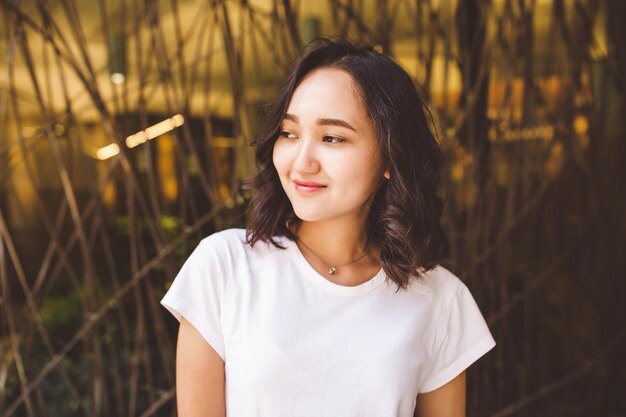 Photo une jeune femme détournant les yeux.