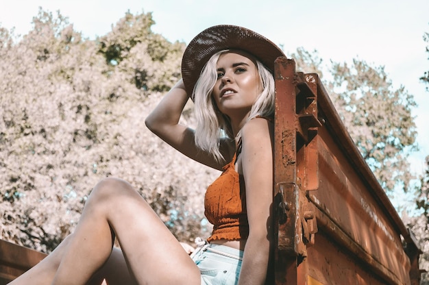 Photo une jeune femme détourne le regard alors qu'elle est assise dans un camion.