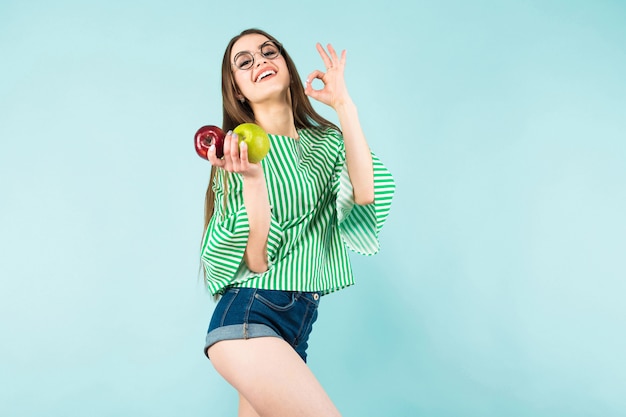 Jeune femme avec deux pommes