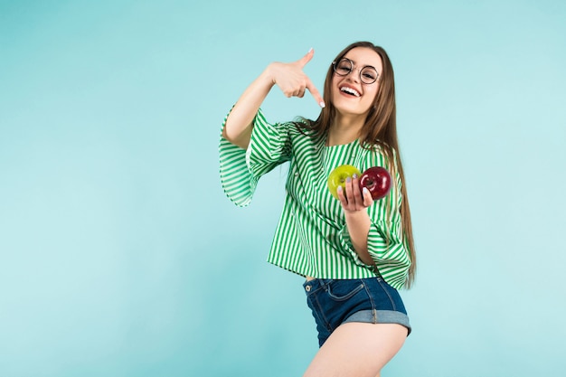 Jeune femme avec deux pommes