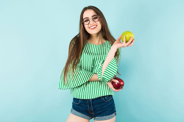 Jeune femme avec deux pommes