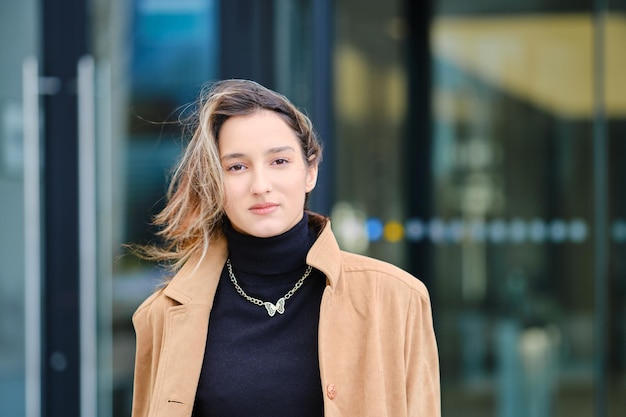 Jeune femme devant le bâtiment de la banque