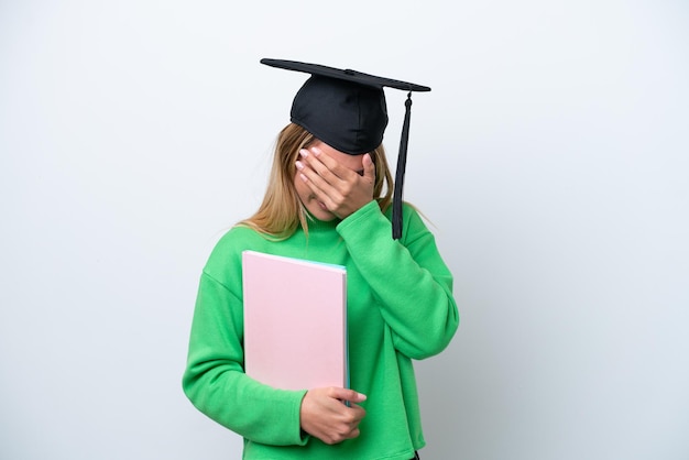 Jeune femme diplômée universitaire isolée sur fond blanc avec une expression fatiguée et malade