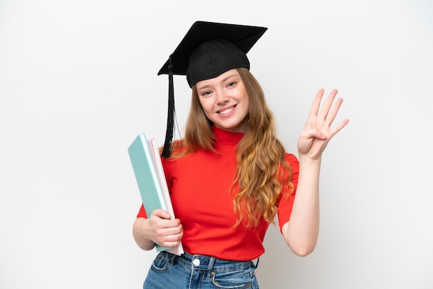 Jeune femme diplômée universitaire isolée sur fond blanc heureuse et comptant quatre avec les doigts