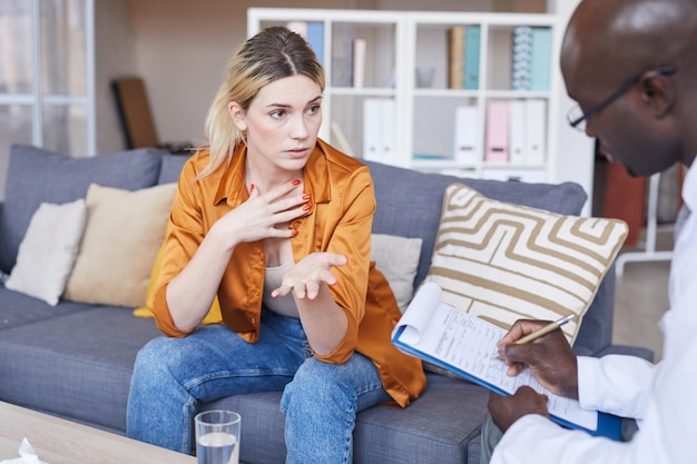 Jeune femme discutant de complexes avec un thérapeute