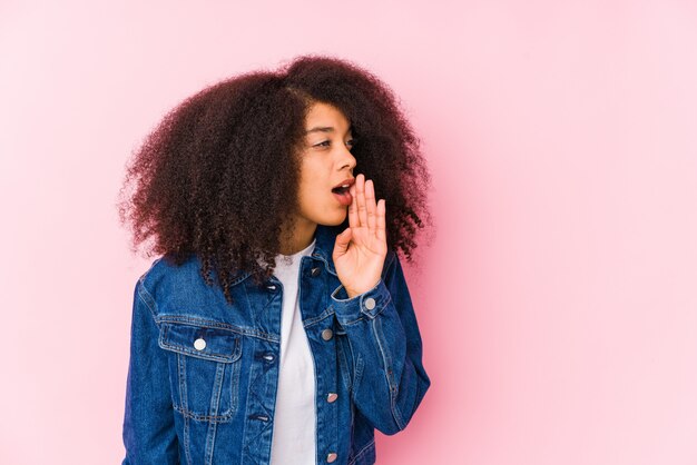 Jeune Femme Dit Une Nouvelle Secrète Sur Le Freinage Et Regarde De Côté