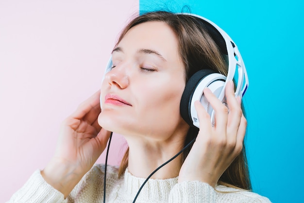 Jeune femme dj avec un casque blanc, casque hifi musical.