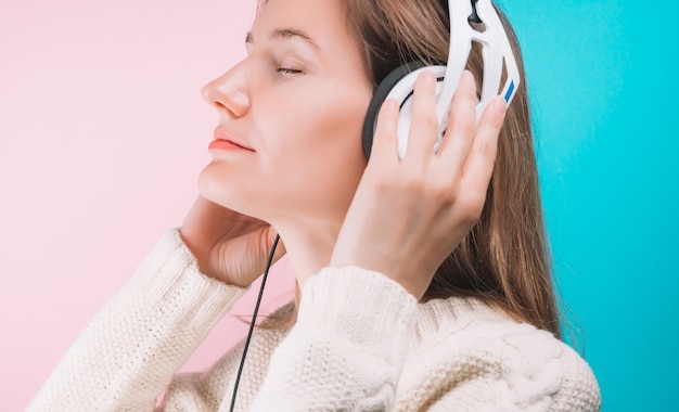 Jeune femme dj avec un casque blanc, casque hifi musical.