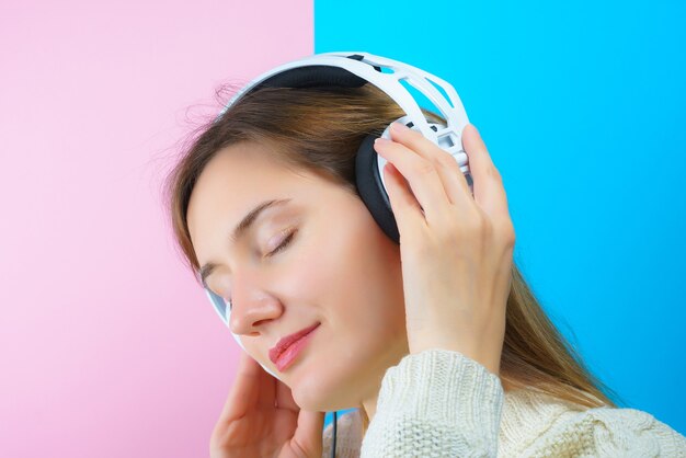 Jeune femme dj avec un casque blanc, casque hifi musical.