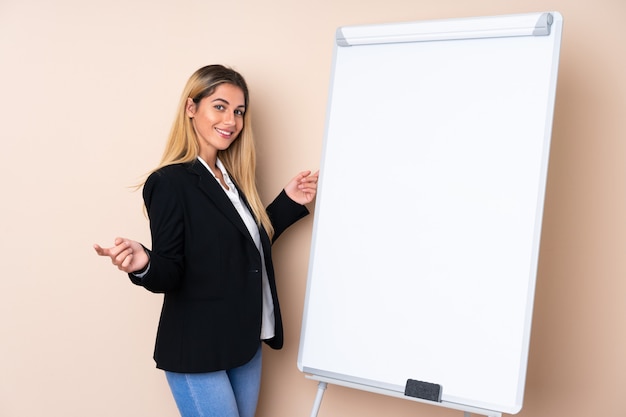 Jeune femme donnant une présentation sur tableau blanc