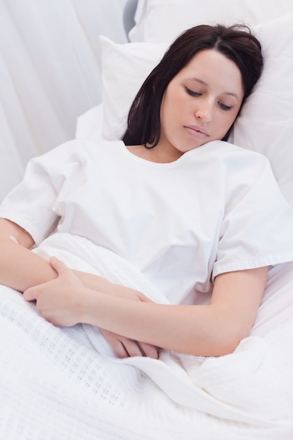 Jeune femme dormant à l&#39;hôpital