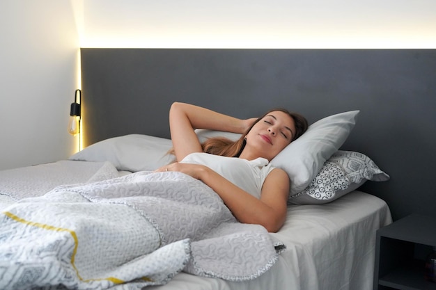 Photo la jeune femme dort bien dans le lit l'adolescente dort bien la nuit