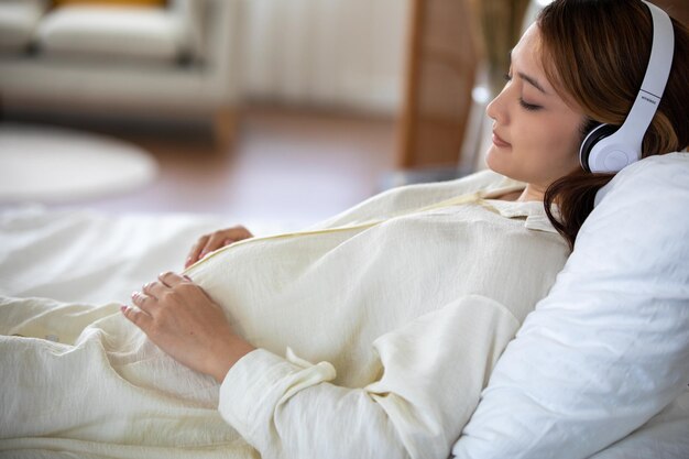 Une jeune femme dort sur le lit.