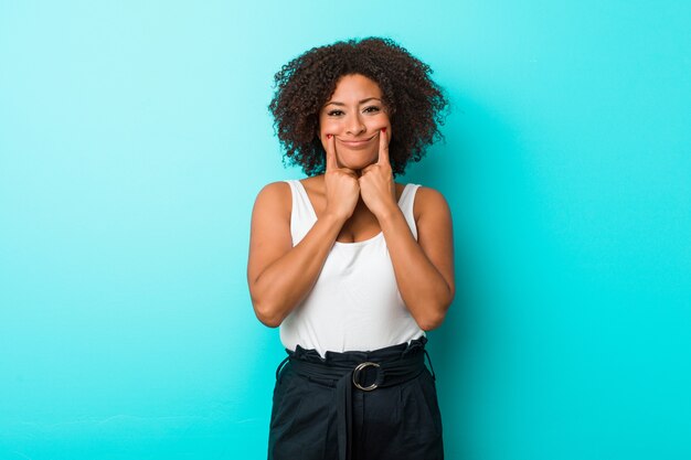 Jeune femme doutant entre deux options.