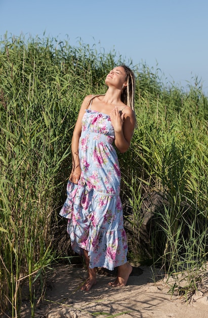 Jeune femme avec des dreadlocks sur fond de nature