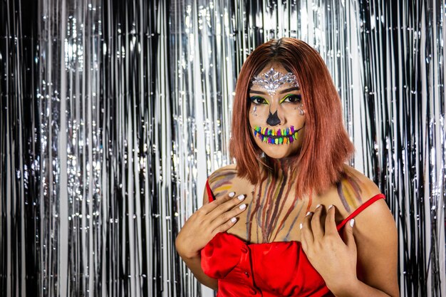 Jeune femme avec du maquillage pour la fête d'halloween fond noir et blanc lumineux