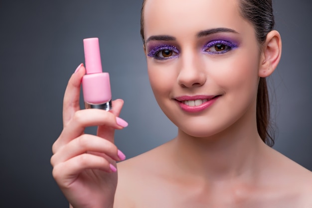 Jeune femme avec du rouge à lèvres dans le concept de beauté