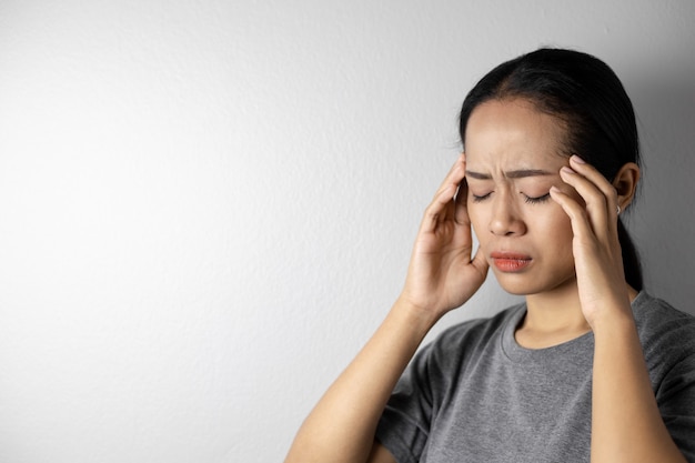 Jeune femme avec du stress et des maux de tête.