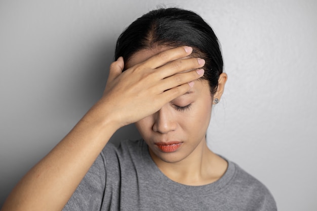 Jeune femme avec du stress et des maux de tête.