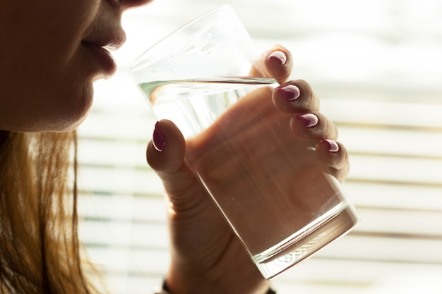 Jeune femme, eau potable