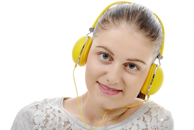 Jeune femme écoutant de la musique avec un casque jaune