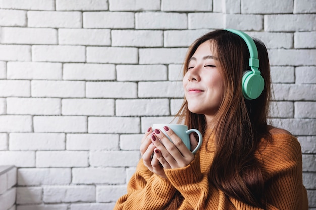 Jeune Femme écoutant De La Musique Depuis Un Casque Dans Une Maison Confortable