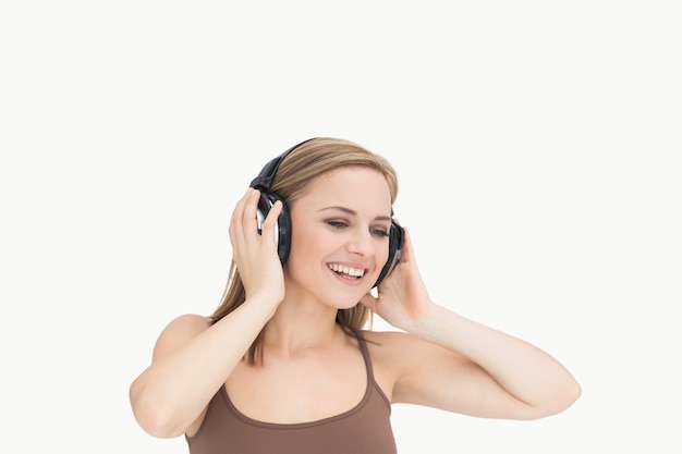 Jeune femme écoutant de la musique avec des écouteurs