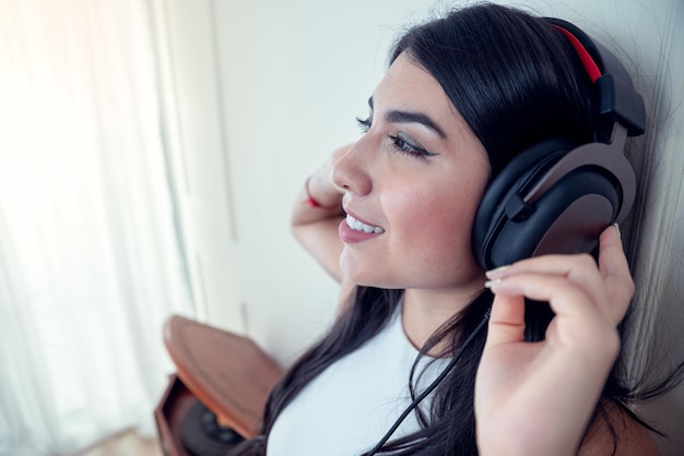 Jeune Femme écoutant De La Musique Avec Une Platine Vintage Dans Le Salon