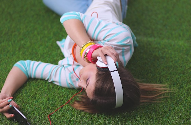 Jeune femme écoutant de la musique