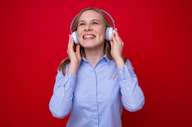 Une jeune femme écoute de la musique avec des écouteurs