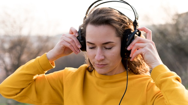 Photo jeune femme, à, écouteurs, écouter musique