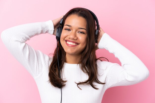 Jeune, femme, écouteurs, isolé, rose, mur