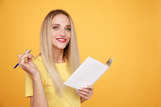 Jeune femme, écriture, dans, organisateur, par, stylo