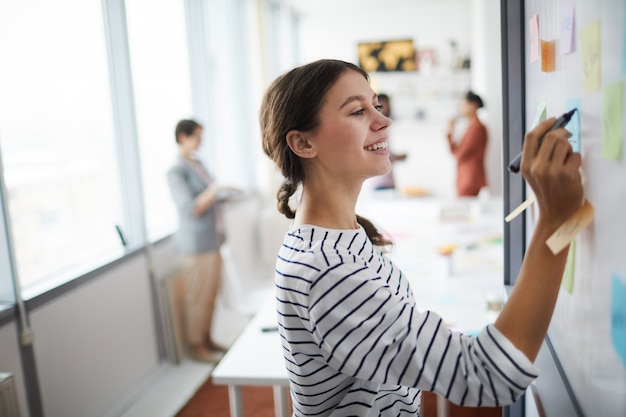 Jeune femme écrivant à bord